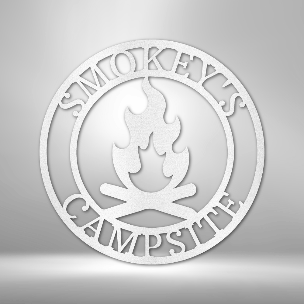 Metal Wall Art Sign of a campfire inside a ring. In the ring you can add personalized names or text. The picture shows the steel design in the color white
