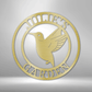 Metal Wall Art Sign of a hummingbird inside a ring that you can personalize with your own text or name. Hanging on the wall in het color gold